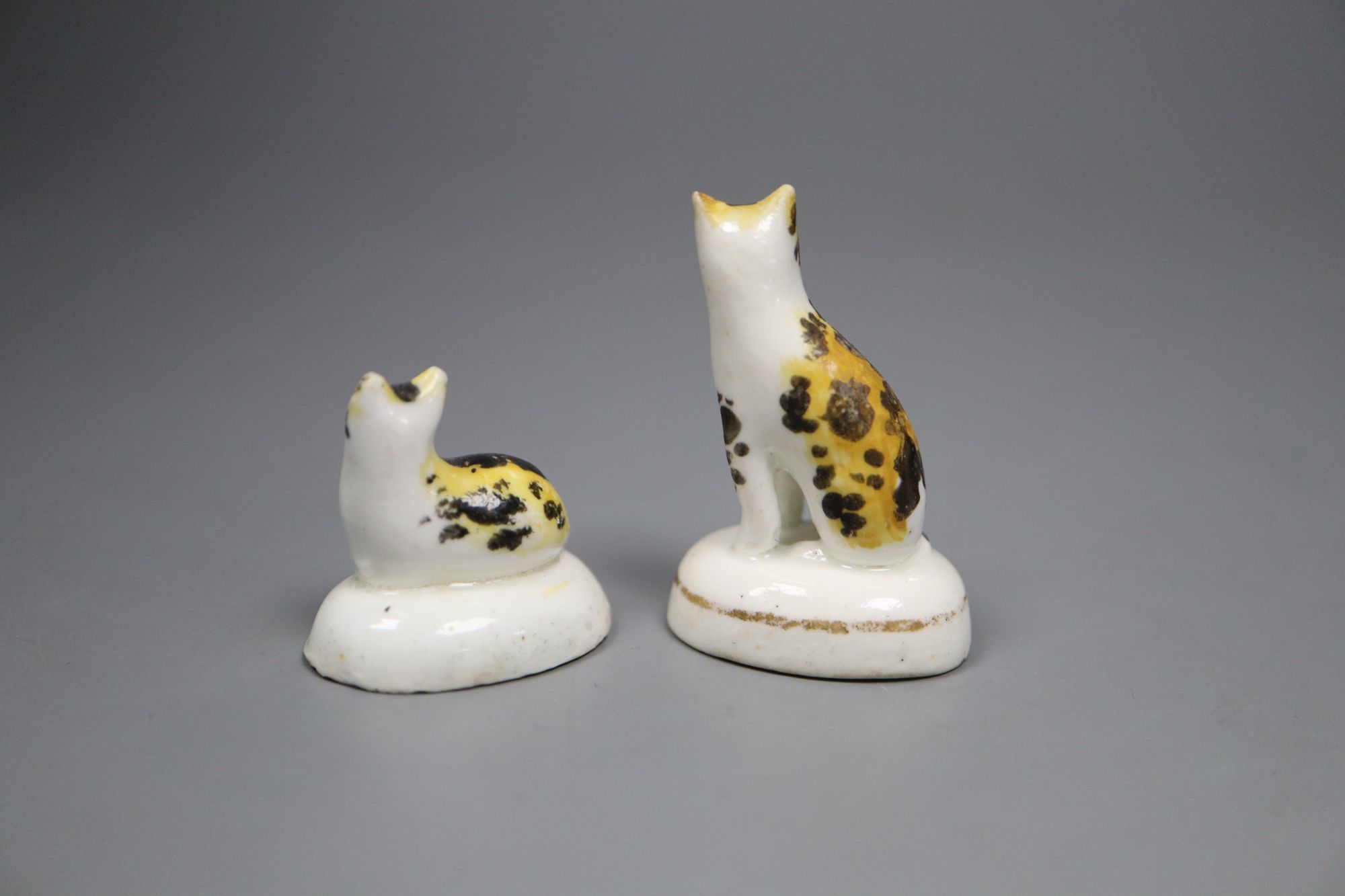 Two Staffordshire porcelain figures of kittens, c.1835-50, 3cm and 4.6cm high